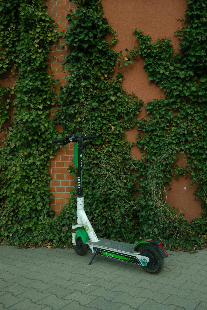 Trottinette sur mur